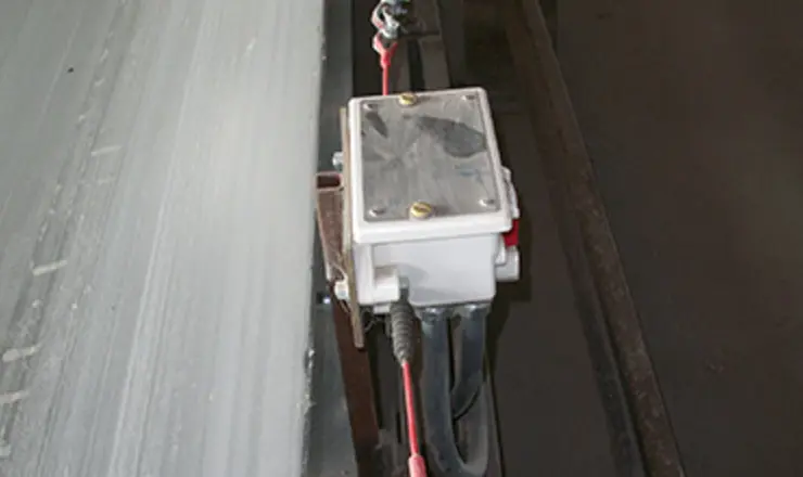 Pullswitch side view on conveyor